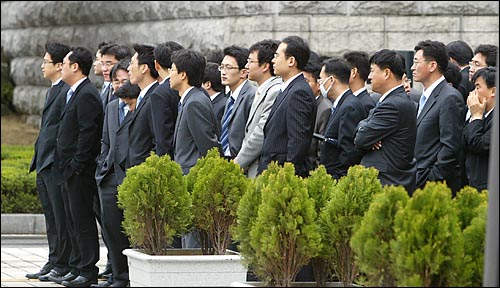 20일 오전 정의선 기아차 사장의 소환을 앞둔 서울 서초동 대검찰청에서 수십명의 현대·기아차 본사 직원과 계열사 직원들이 검찰청사안에 들어와 대기하고 있다. 